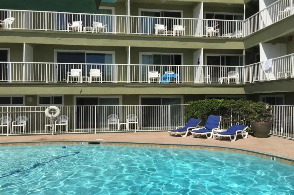 Surfer Beach Hotel