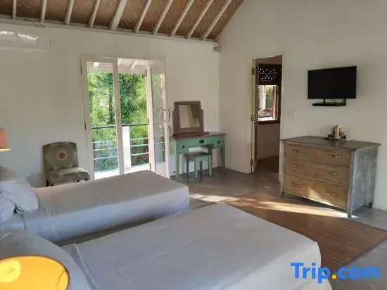 Villa Anh Yeu - 6 BR in Seminyak with Free breakfast & Airport Pick up service