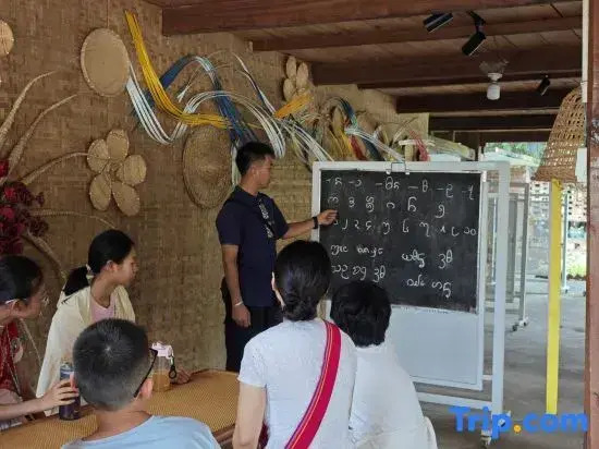 Meet the River View Resort Hotel (Xishuangbanna Jinghong Lancang River Binjiang Avenue)