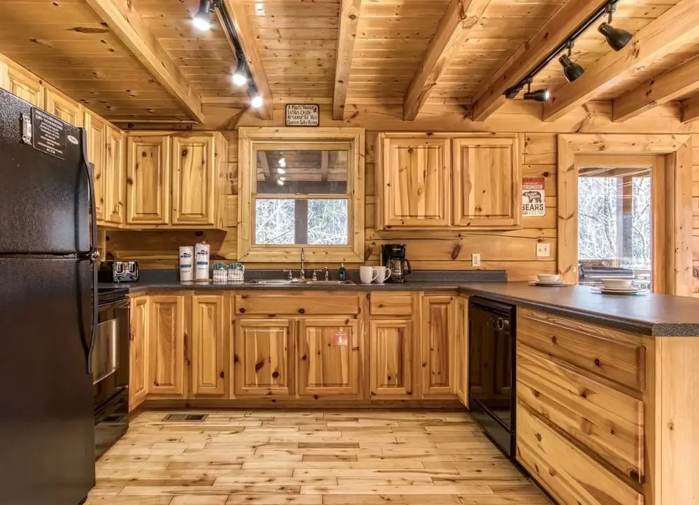 The Wildlife Lodge - Great Location! Close To Tanger Outlets! 5 Bedroom Cabin by RedAwning