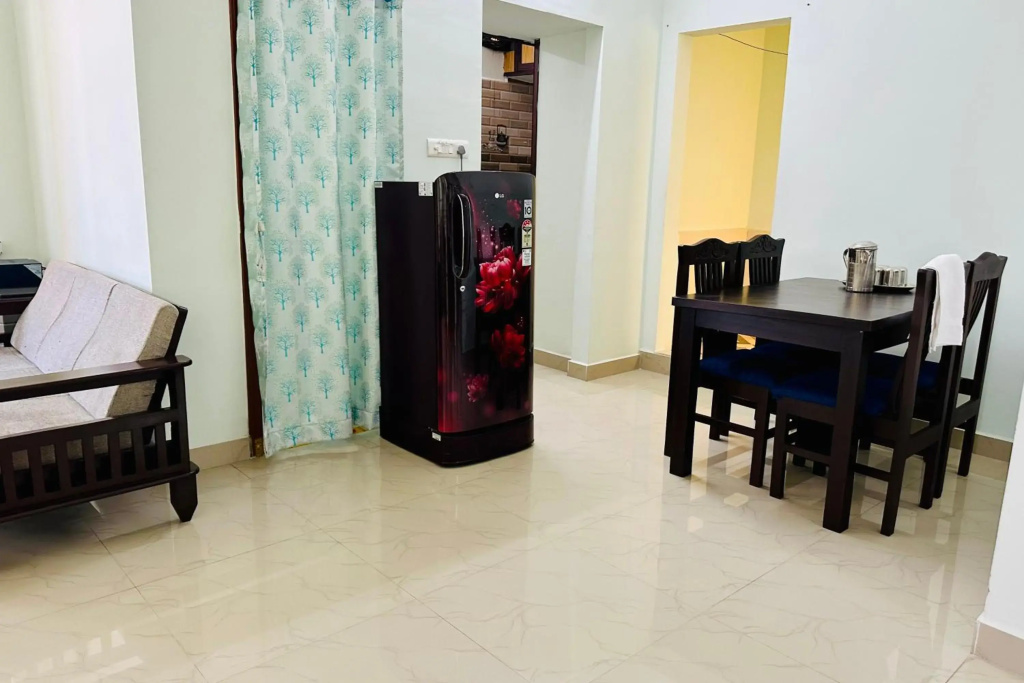 TrueLife Comfort Inn - Near PS4 veg restaurant - On way to Balaji Temple - 2BHK AC apartments - Coffee Tea Milk - Fast WiFi, Kitchen, Dining, Android TV, Parking - Easy access to Airport, Railway Station and to all Temples - Top service with lots of Love