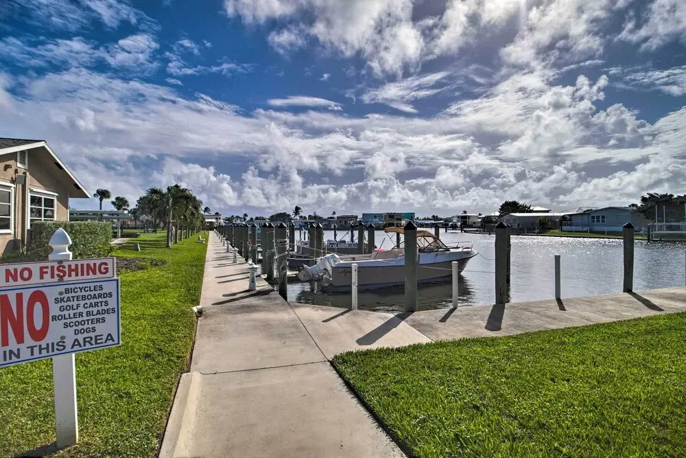 Pool Access, Walk to Beach! Cozy Jensen Beach Home