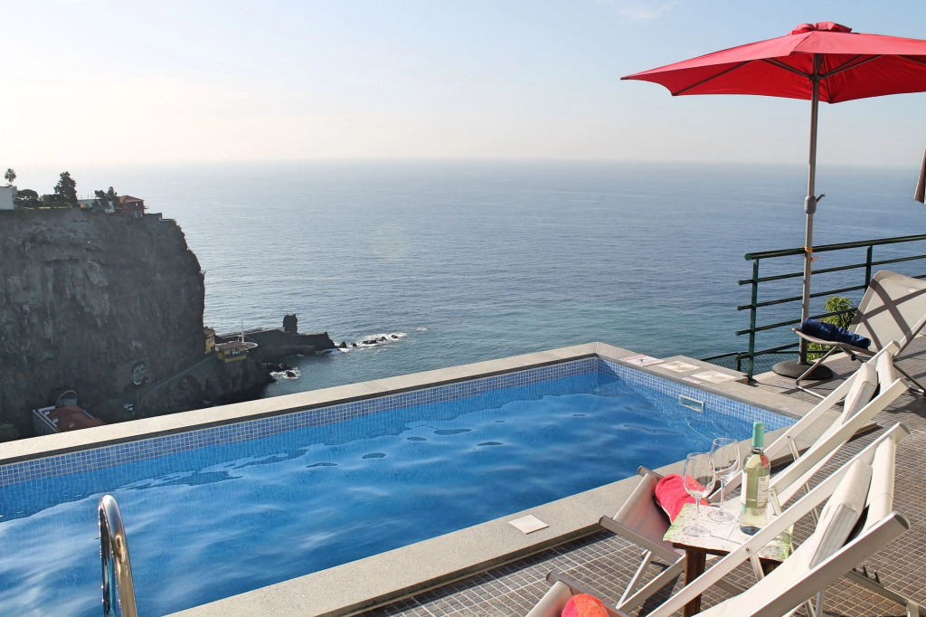 Perched above village with heated pool & ocean views | Casa Jardim Mar