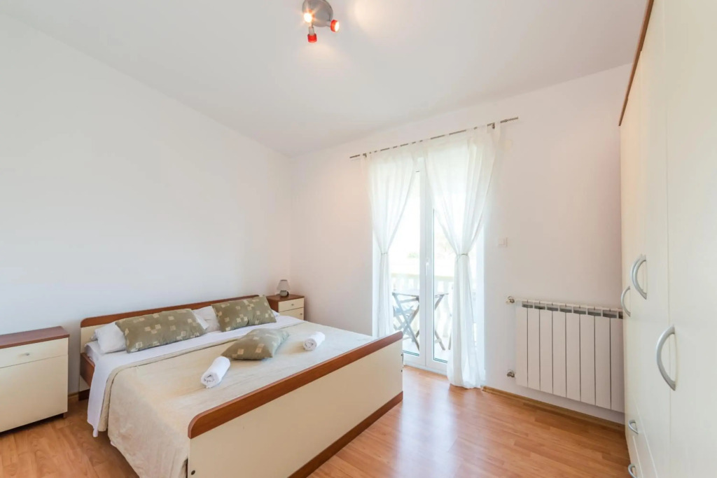 Crowonder Sun&Fun Holiday House with Large Swimming Pool, Playroom and Garden