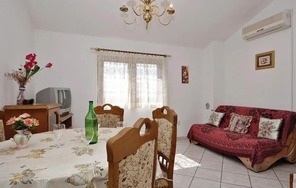 Amazing Home in Zadar With Wifi and 4 Bedrooms