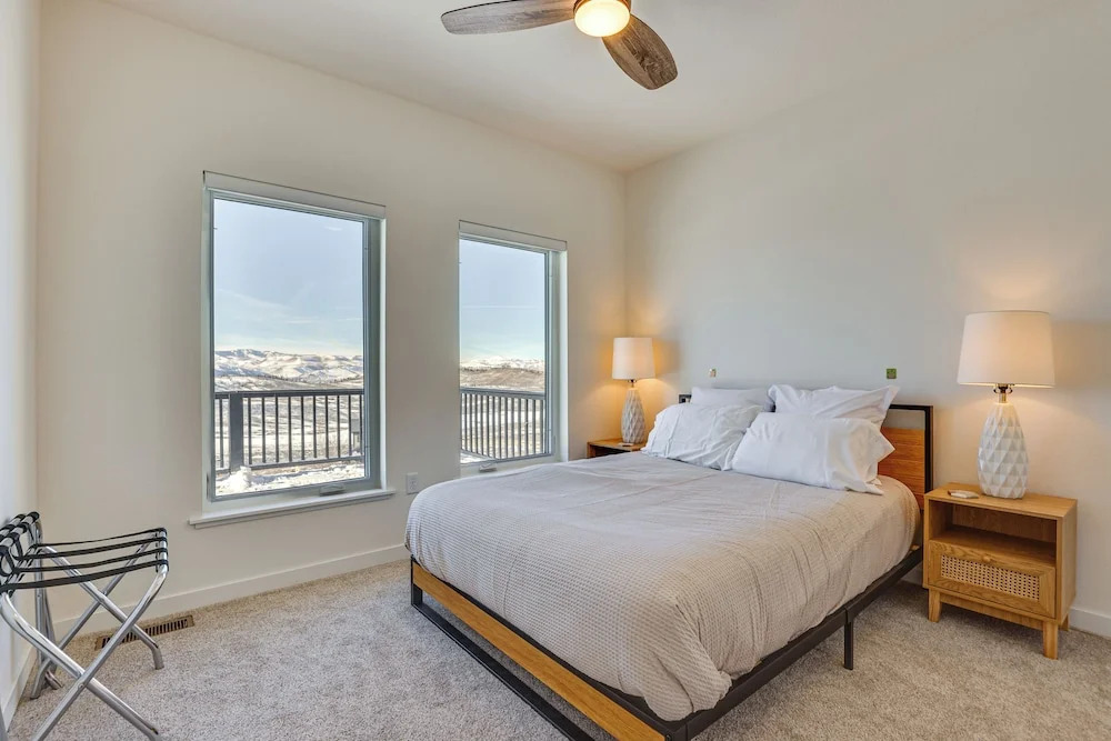 Great for Groups! Luxury Mtn-view Granby Home