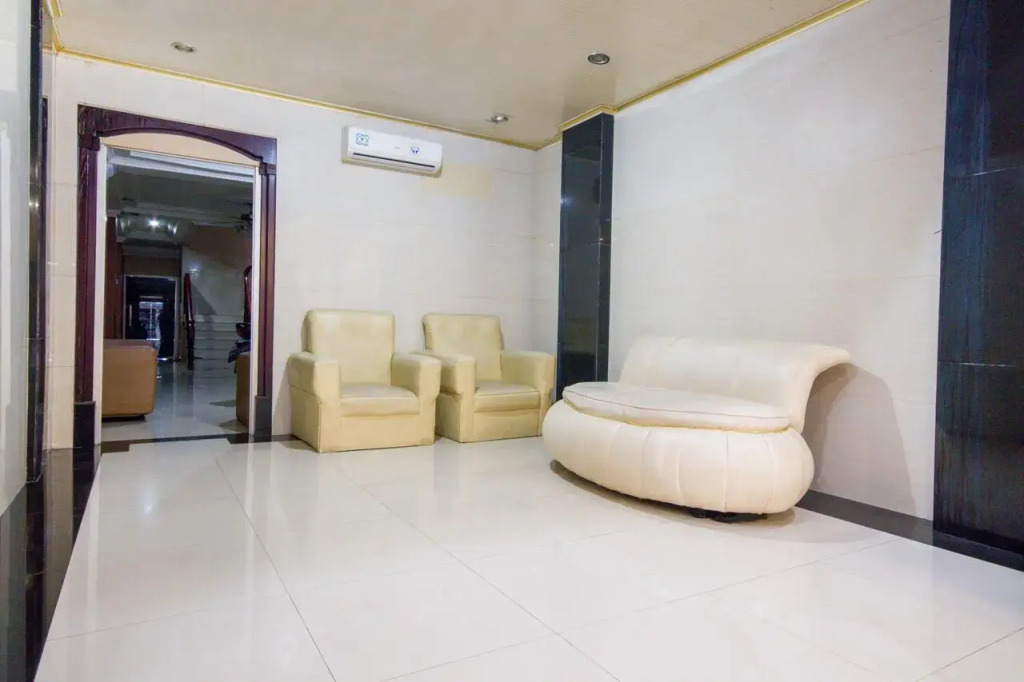 OYO 3023 Yellow Residence