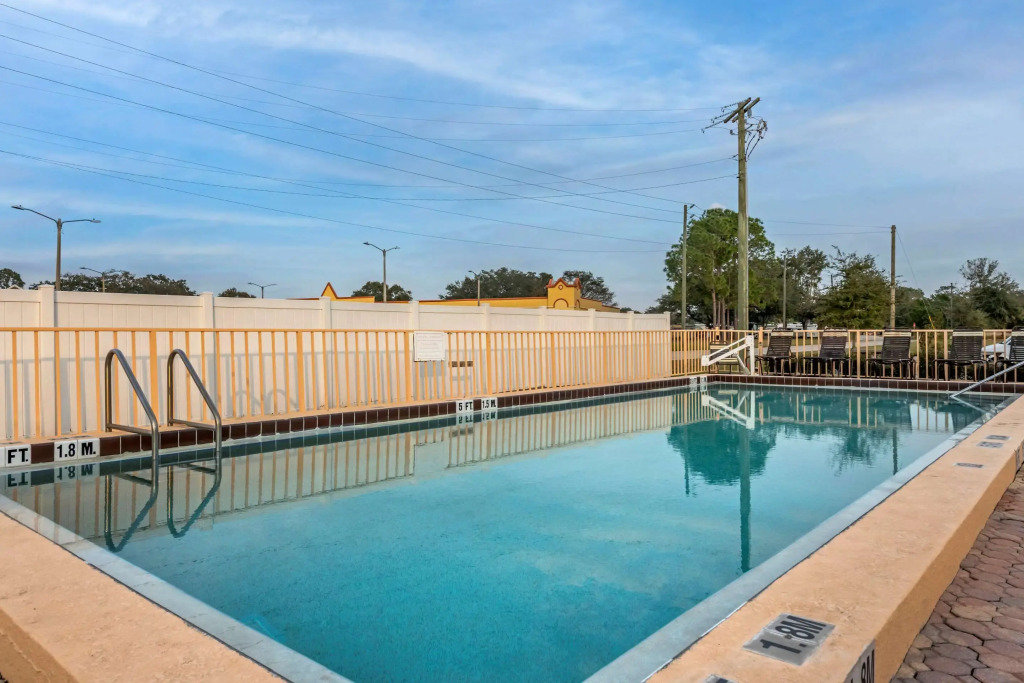 Econo Lodge Inn & Suites Maingate Central