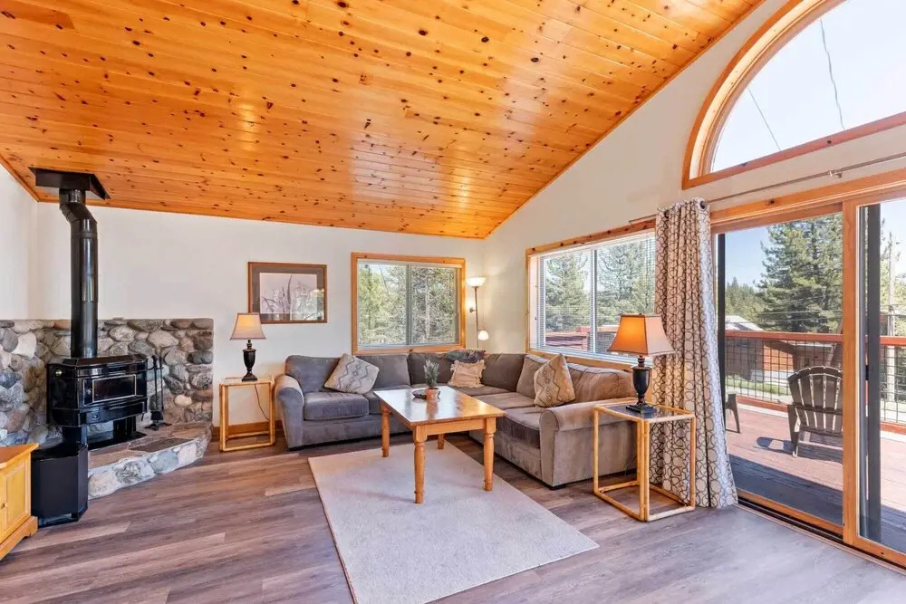 < 8 Mi to Donner Lake: Home w/ Deck + Balcony!