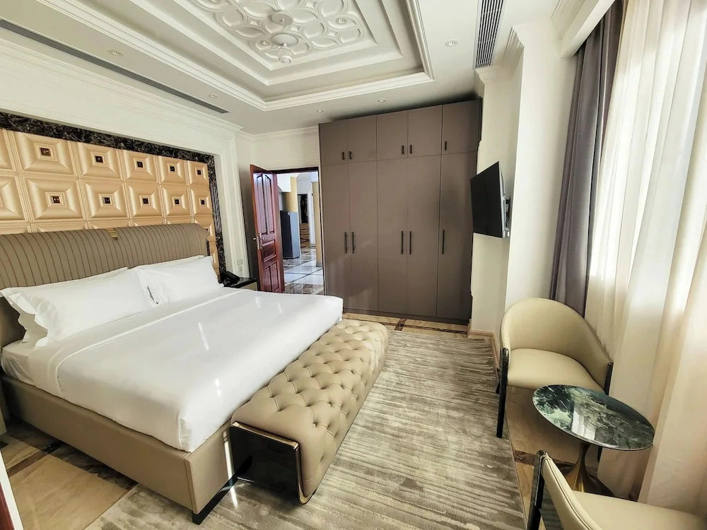 Fountain Palace Hotel & Suites