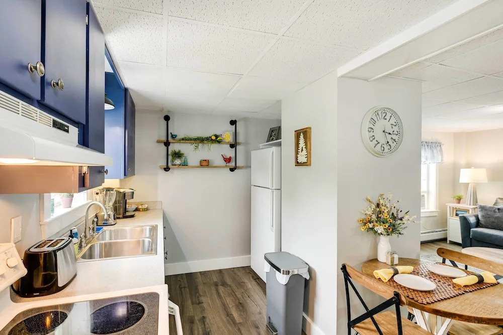 Chic & Central Apartment ~ 6 Mi to Sebec Lake!
