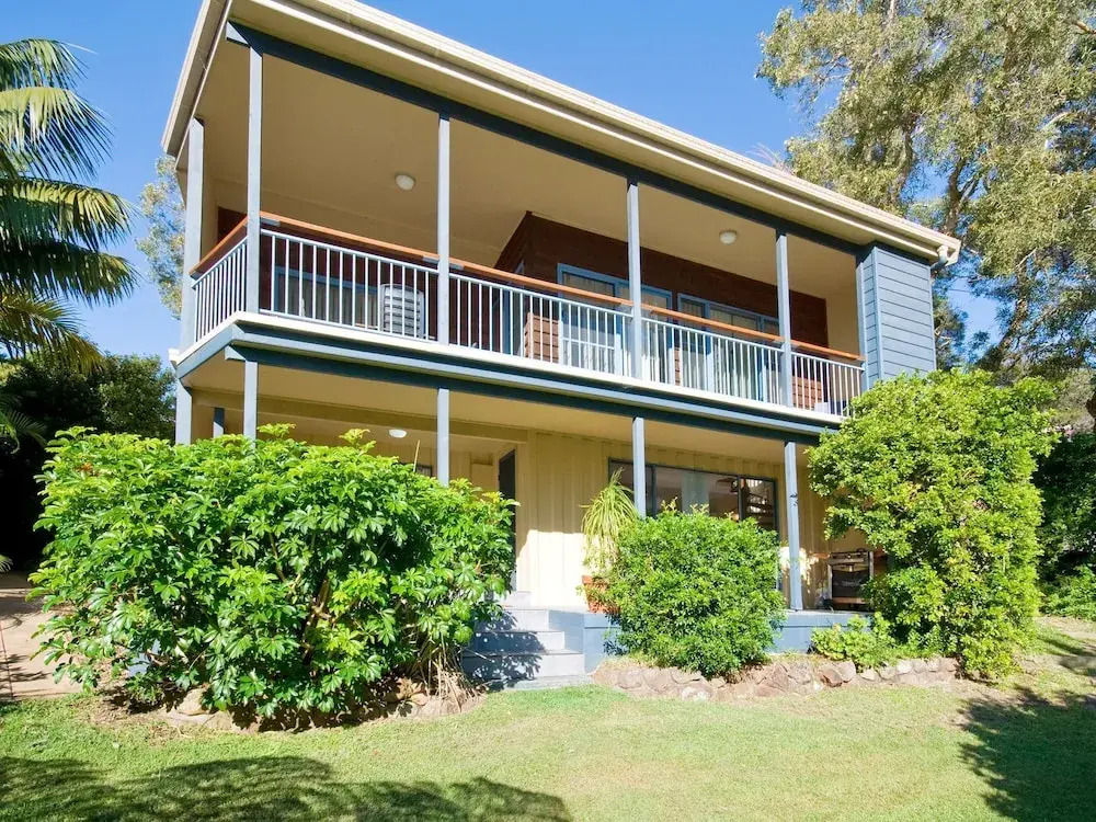 Baggies On Dutchies, 9 Burbong Street - Large pet friendly house with spectacular waterviews, Wi-Fi and air con