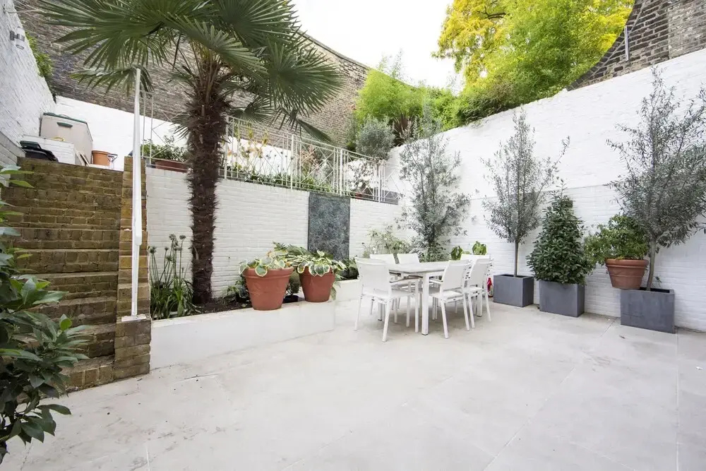 Beautiful and Spacious 2 Bed/2 Bath Property Just Moments From Earls Court