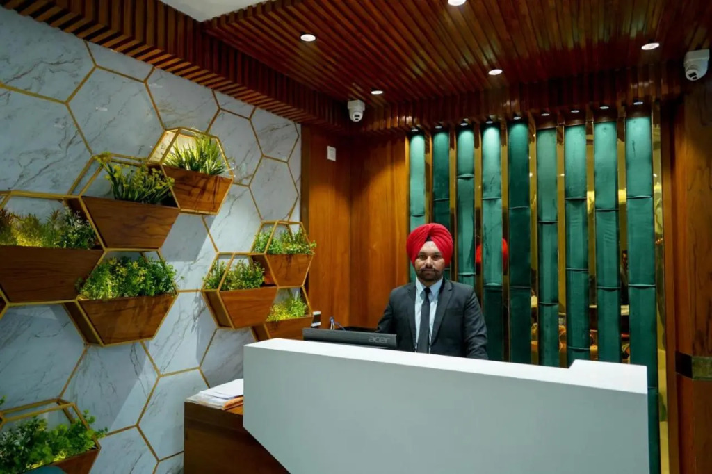 Hotel Global Inn - Few steps walk to Golden Temple