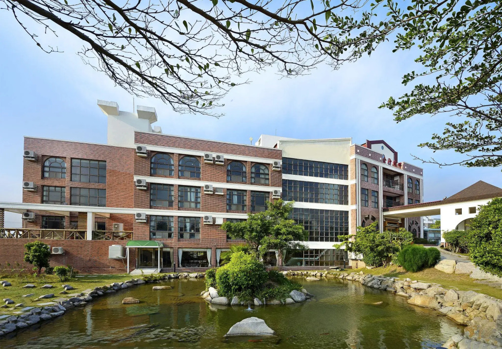 Jinsa Lakeside View Resort