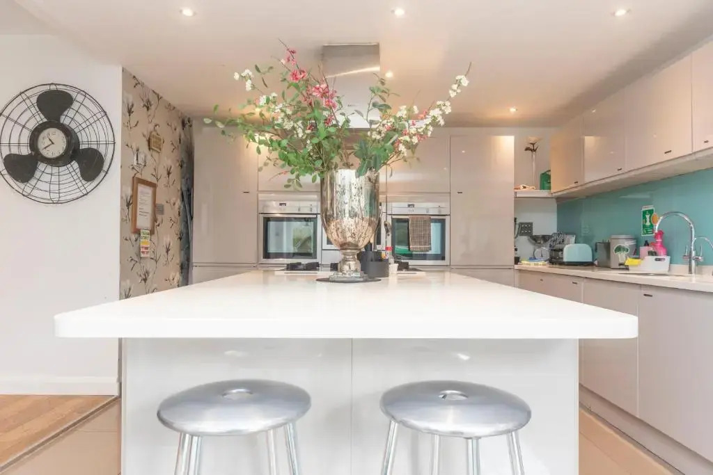 6 bedrooms beautiful home 3 bathrooms, quiet location with garden near Legoland Windsor Heathrow