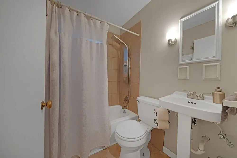 Charming Cape Cod Home - Just 15 Min From Downtown! 4 Bedroom Home by Redawning