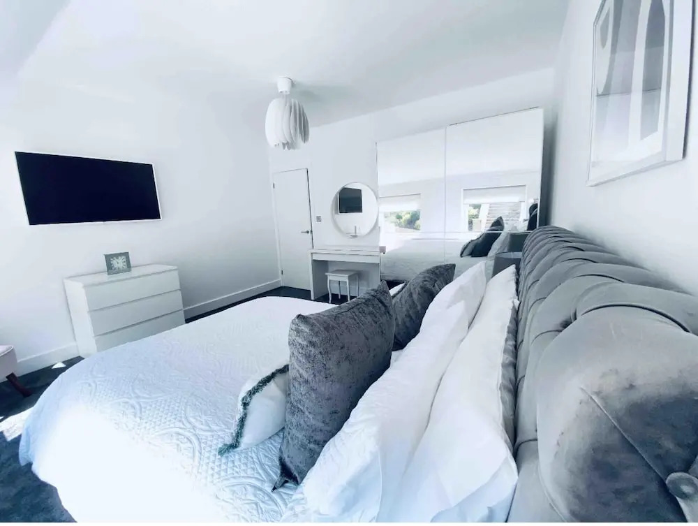 Exclusive 4-bed House 10 Minutes From Newcastle