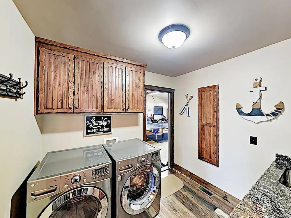 Eagle Point W/ Hot Tub - Steps To Lake! 5 Bedroom Cabin