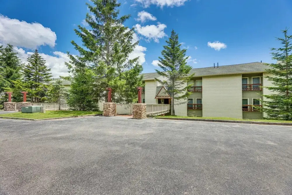 Walk to Slopes: Snowshoe Condo w/ Sunroom