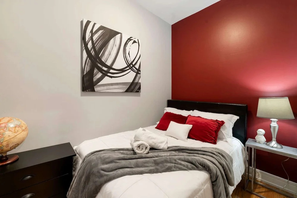 Cozy 2 Bed Home by West Loop With Parking Laundry
