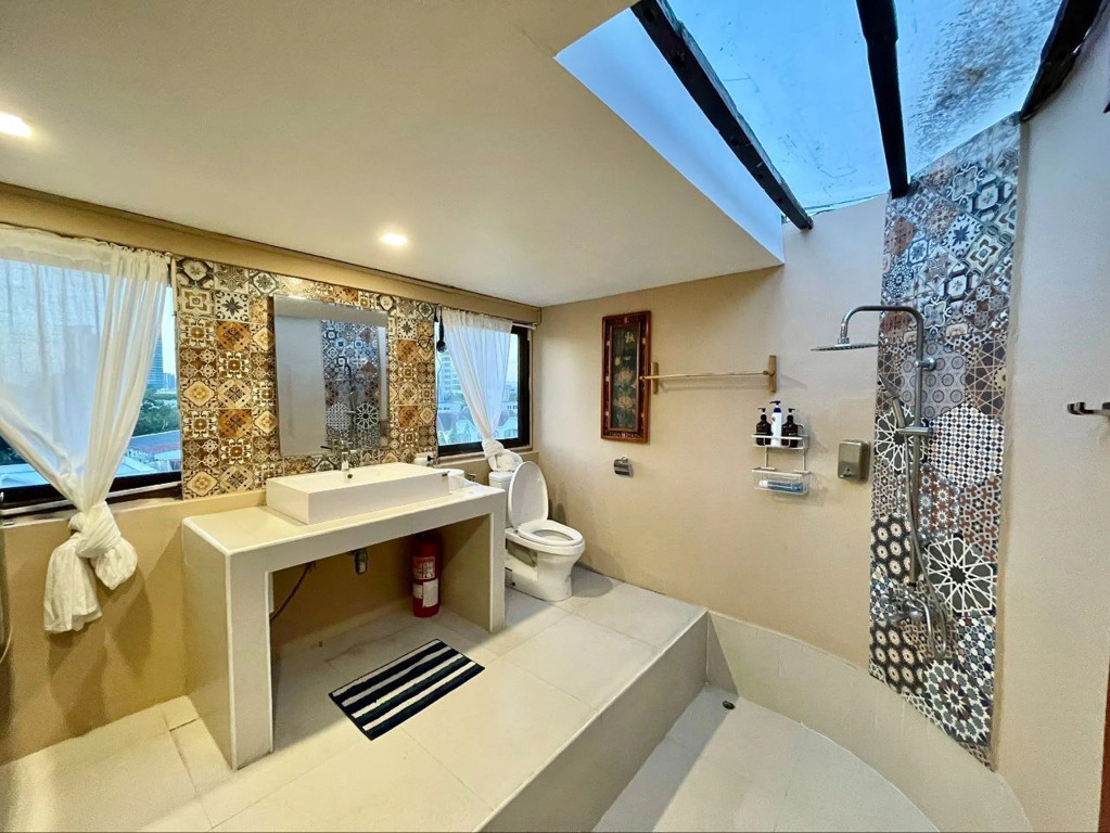 Blu Cabin Ari Stylish Gay Poshtel