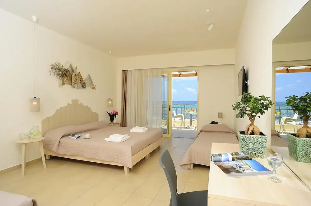 Maravel Star Art Hotel - Comfortable Room for 4 People With Sea View