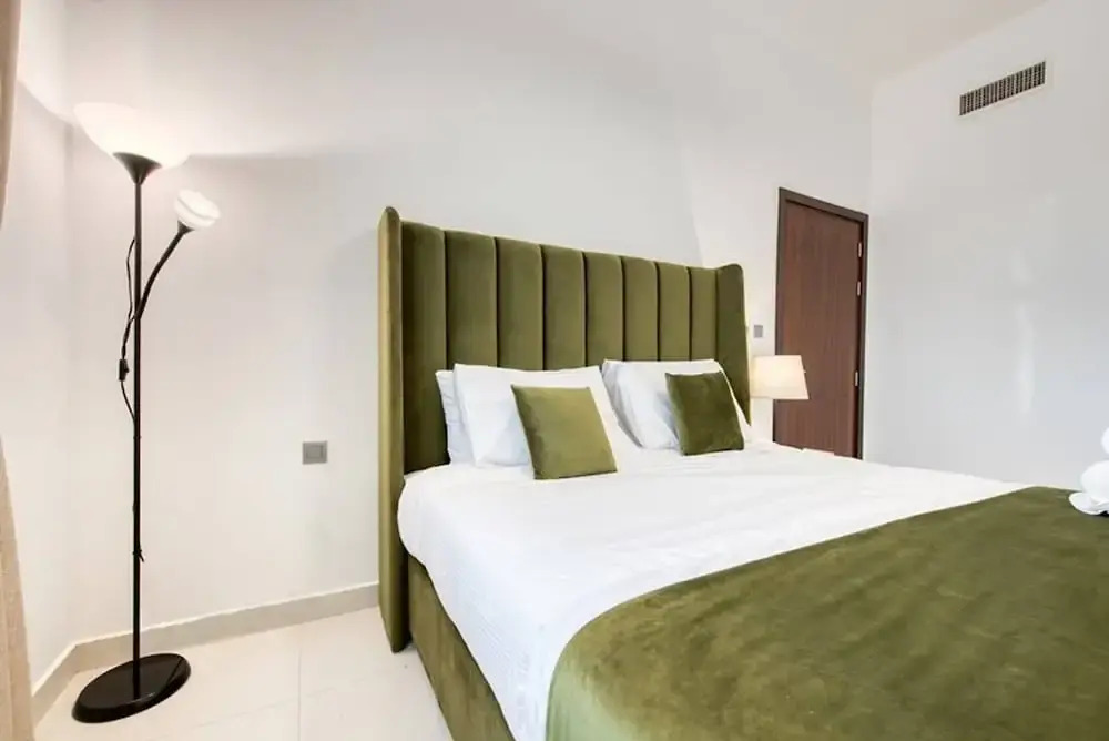 Dezire Beautiful Spacious Brand New With Balcony