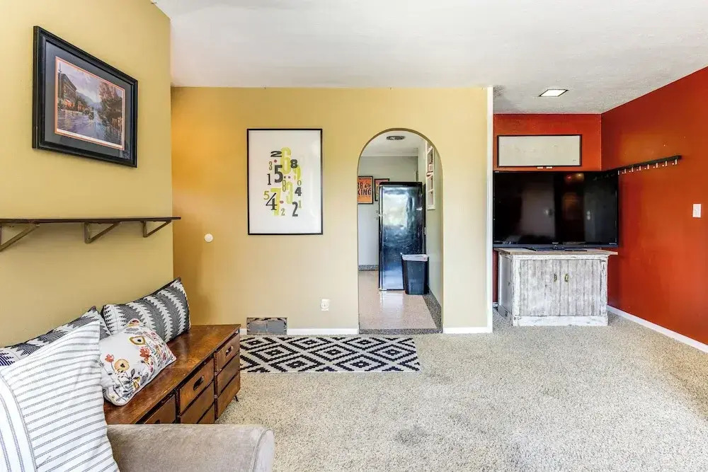 Mountain Views: Walkable Lava Hot Springs Home!