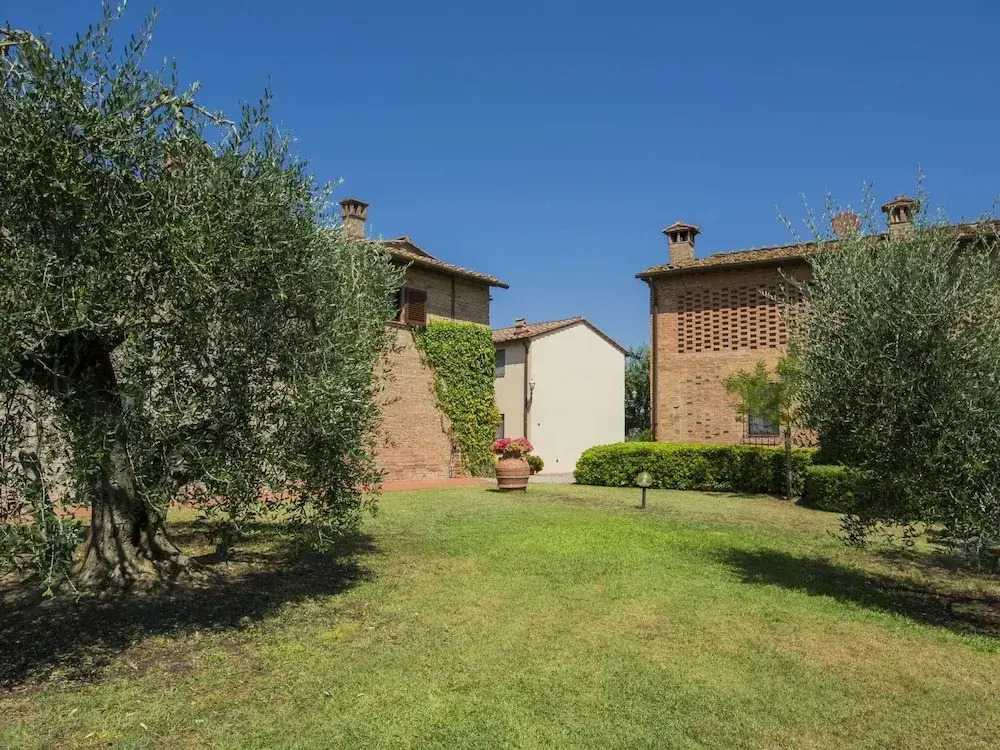 Flat with shared pool and air conditioning