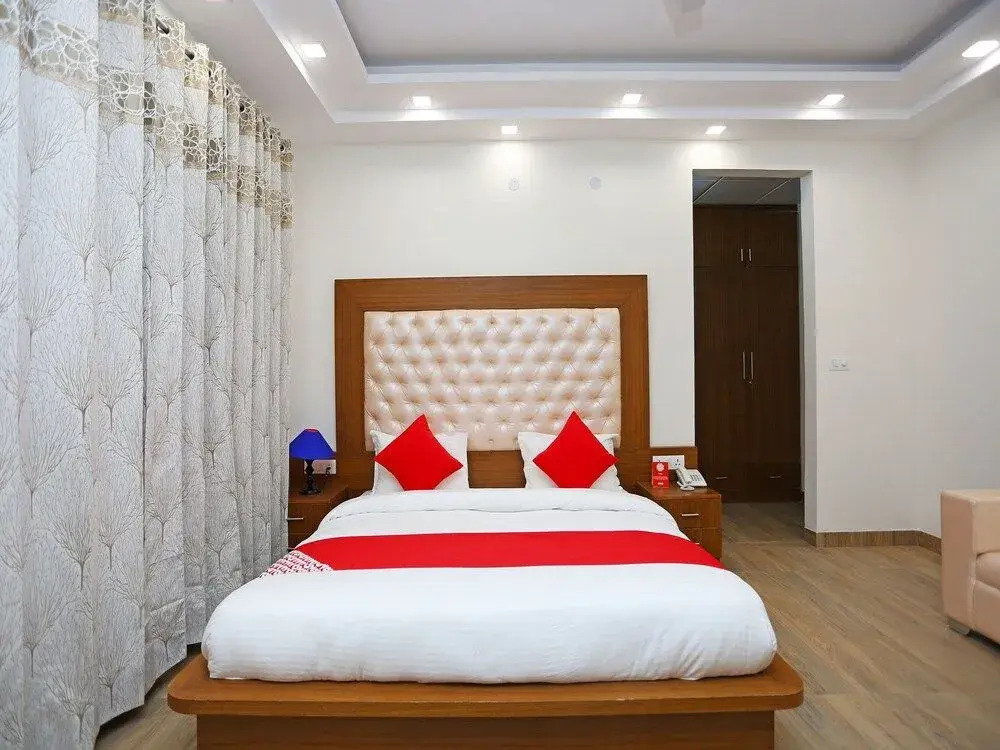 OYO 12692 Amexx Residency