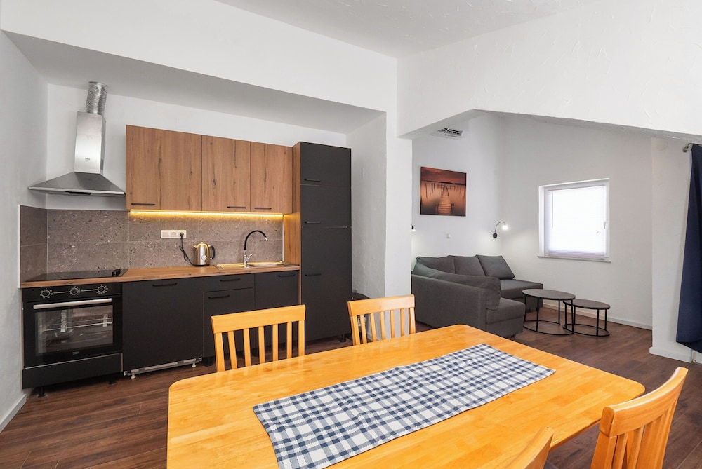 Apartments and Rooms Mladen