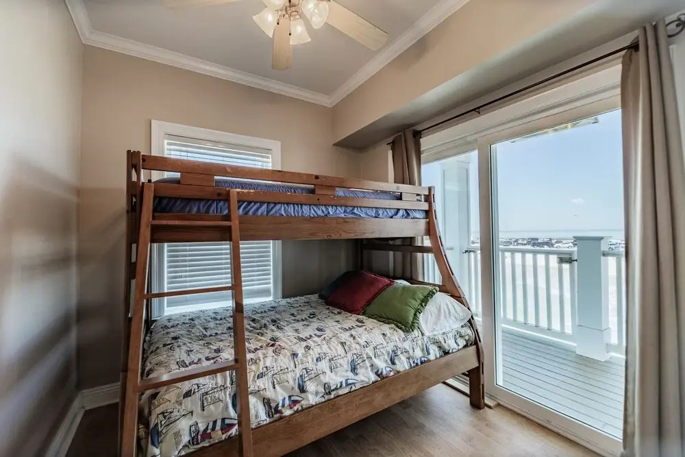 Shamrock Shores Bottom Floor - Large gulf front deck and a private sea wall for fishing! Rent as a 4 or 6 bedroom! 4 Home by RedAwning