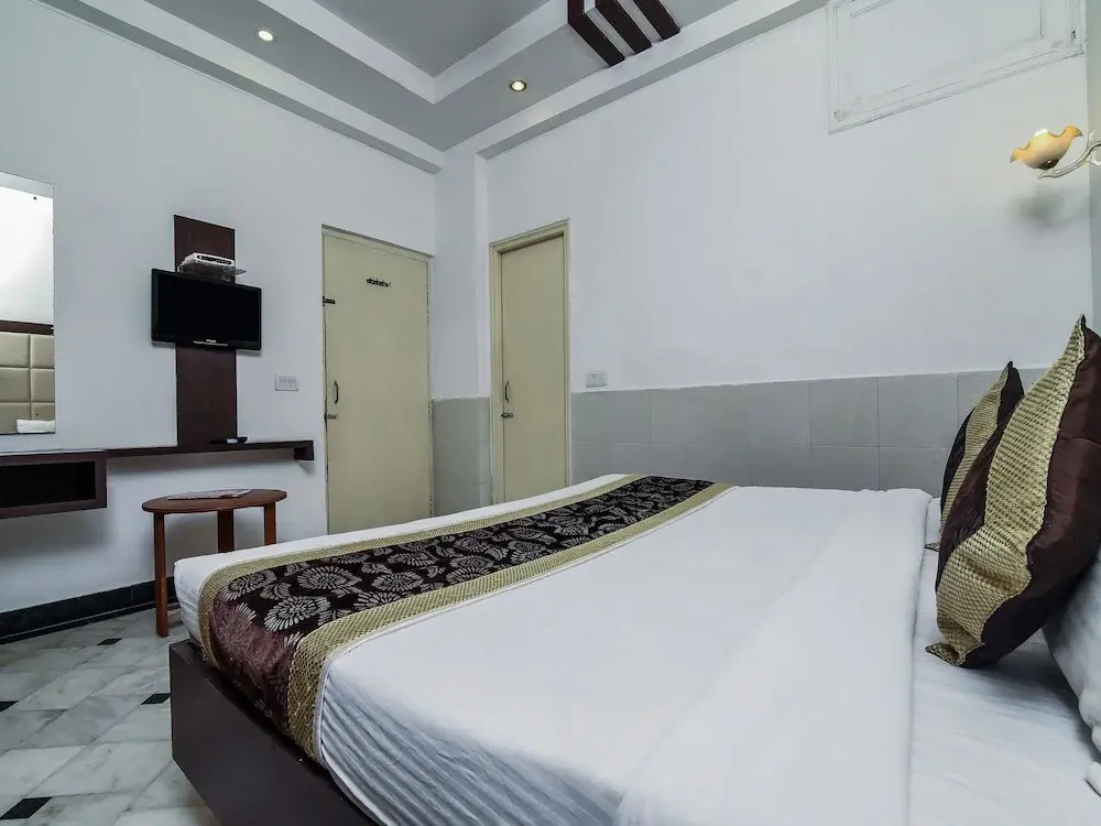OYO 16359 Optimum Sheela Inn