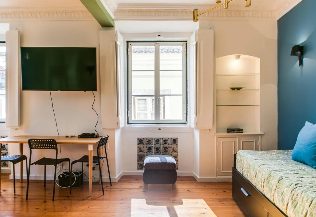 Spacious, Bright and Newly Renovated 2 Bedroom Apartment, Lisbon Historical Center, Madragoa