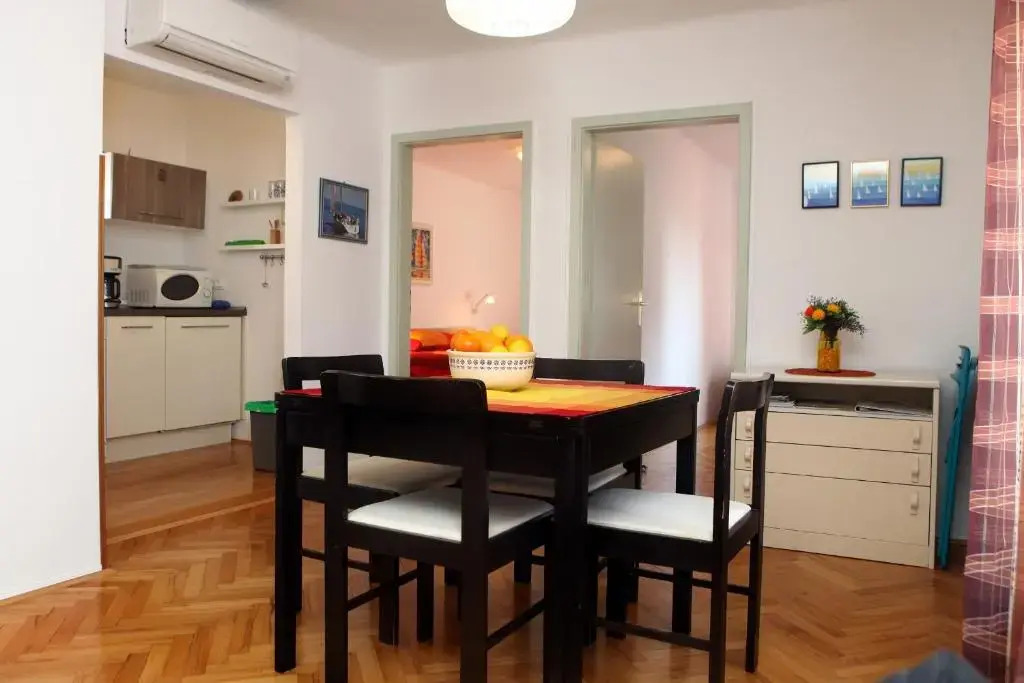 Spacious Piran Central Apartment for 5 Pax BG