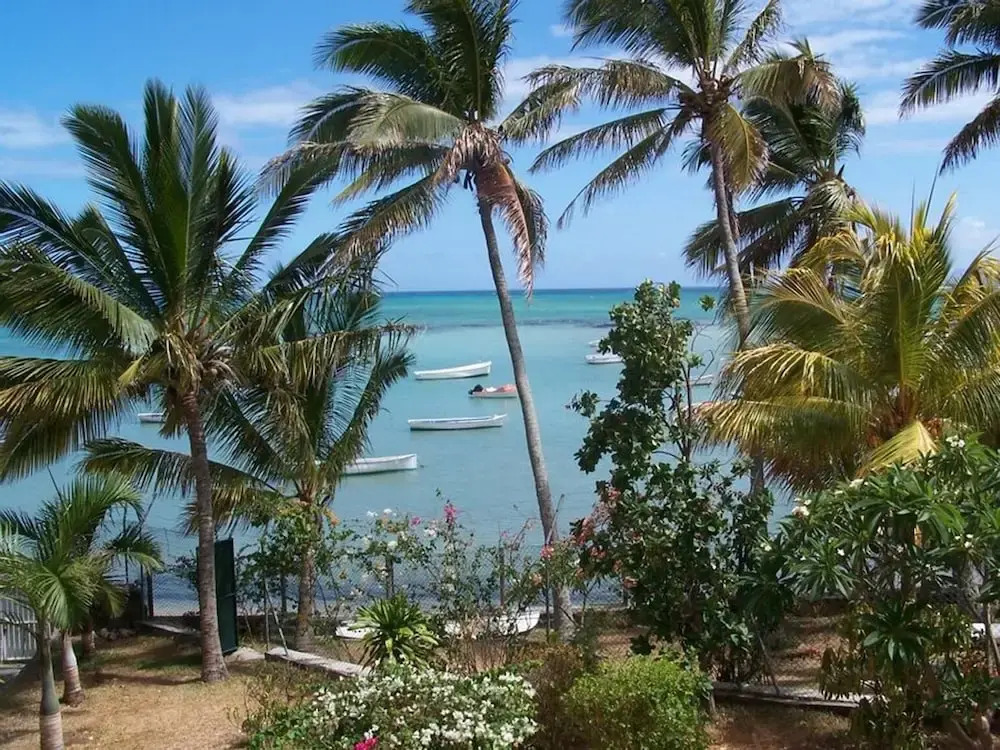 Résidence Les Banians - Complexe privé en bord de mer avec piscine