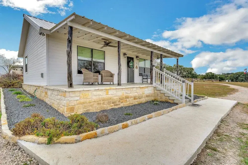 Charming Romantic Cabin 2 Miles From Wineries!