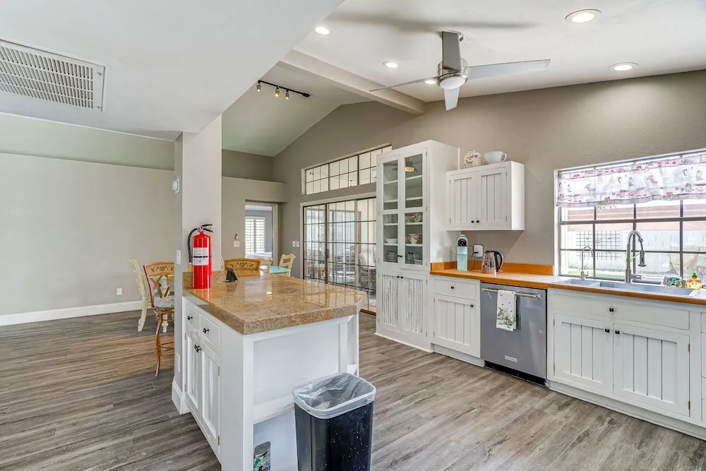 Pet-friendly Scottsdale Home w/ Screened Porch!