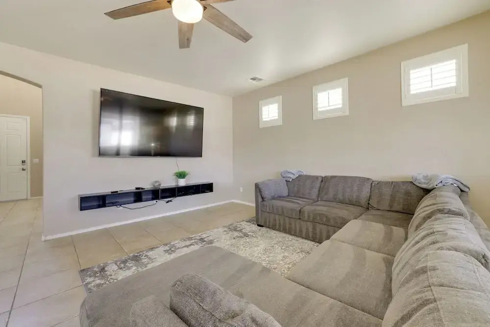 Pool, Fire Pit: Luxe Family Home in Goodyear