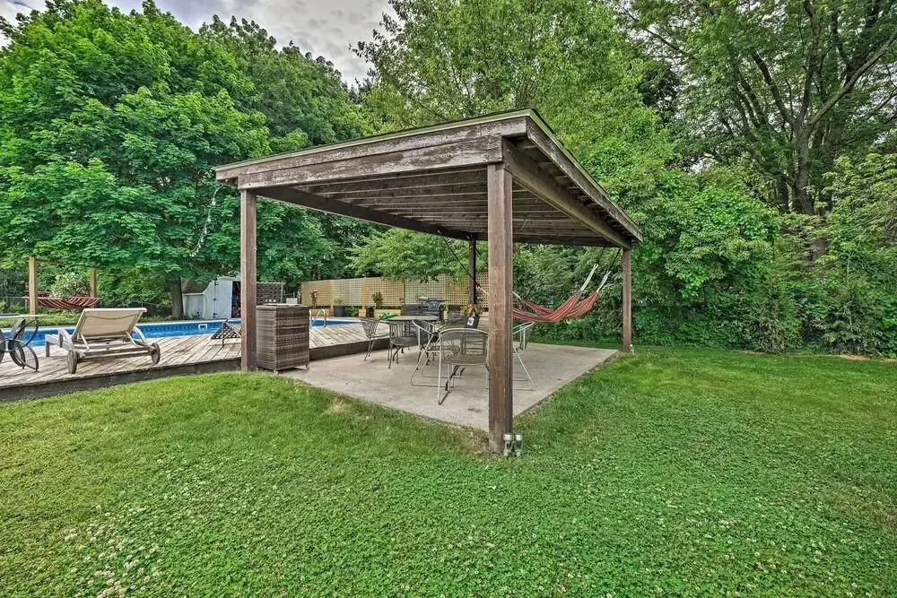 Lake Michigan Hideaway: Pool, Steps to Beach!
