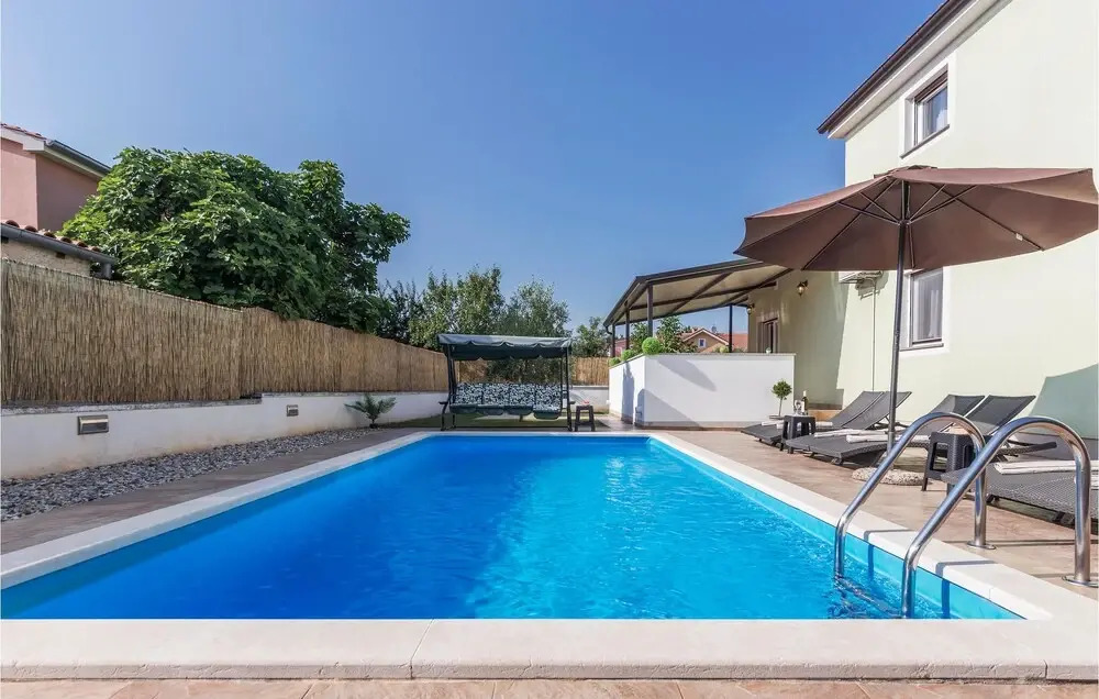 Beautiful Home in Fazana With Wifi and 5 Bedrooms