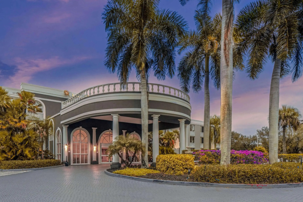 La Quinta by Wyndham Naples Downtown