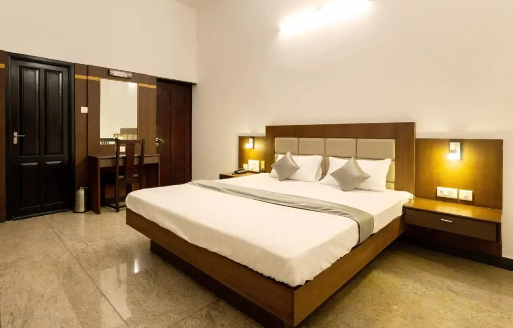 Hotel Paramount Suites & Service Apartments