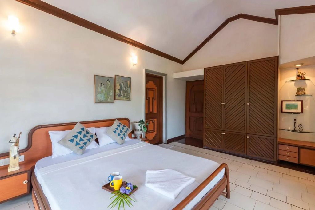 StayVistas Shantam House - Dive into relaxation with a pool and tennis lawn