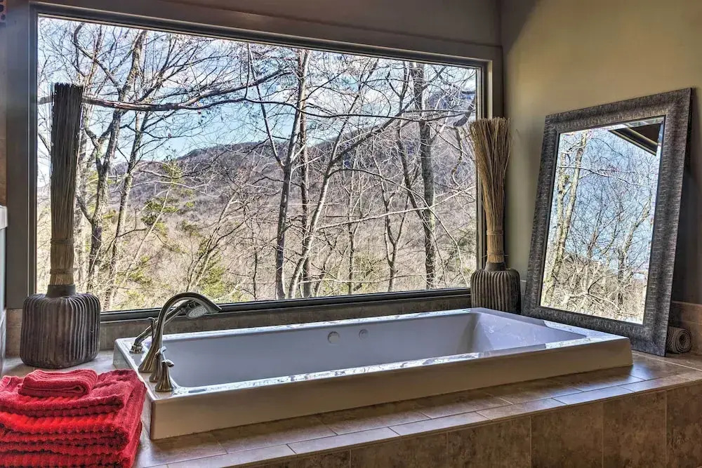 Luxe Rumbling Bald Home w/ Deck & Mountain View
