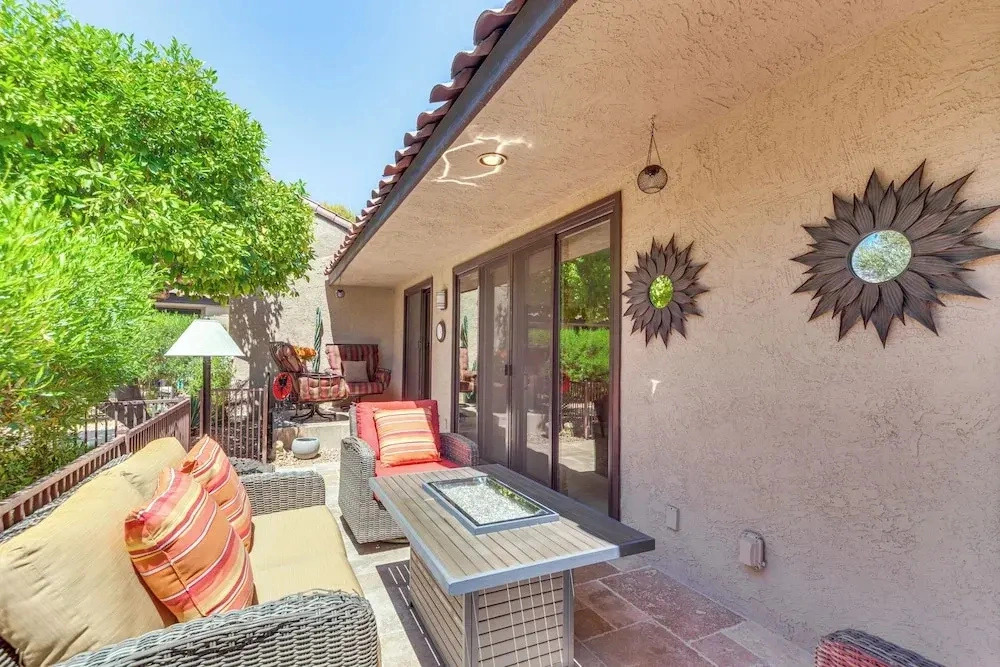 Chic, Walkable Desert Retreat - Private & Serene