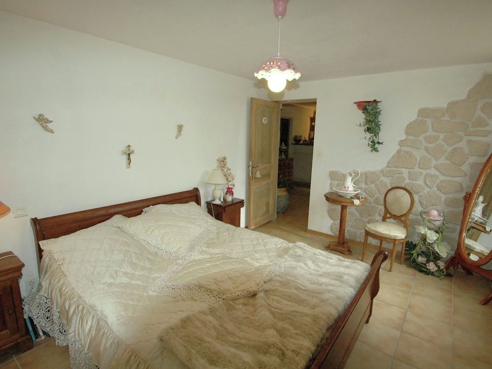 Holiday House With Swimming Pool Near the Beautiful City of Aix-en-provence