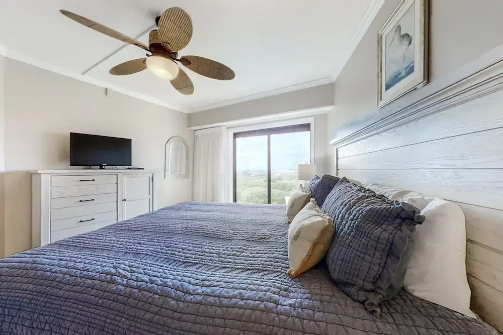 Bright & Airy Oceanfront Condo With Pool, Huge Balcony, Washer/dryer & AC