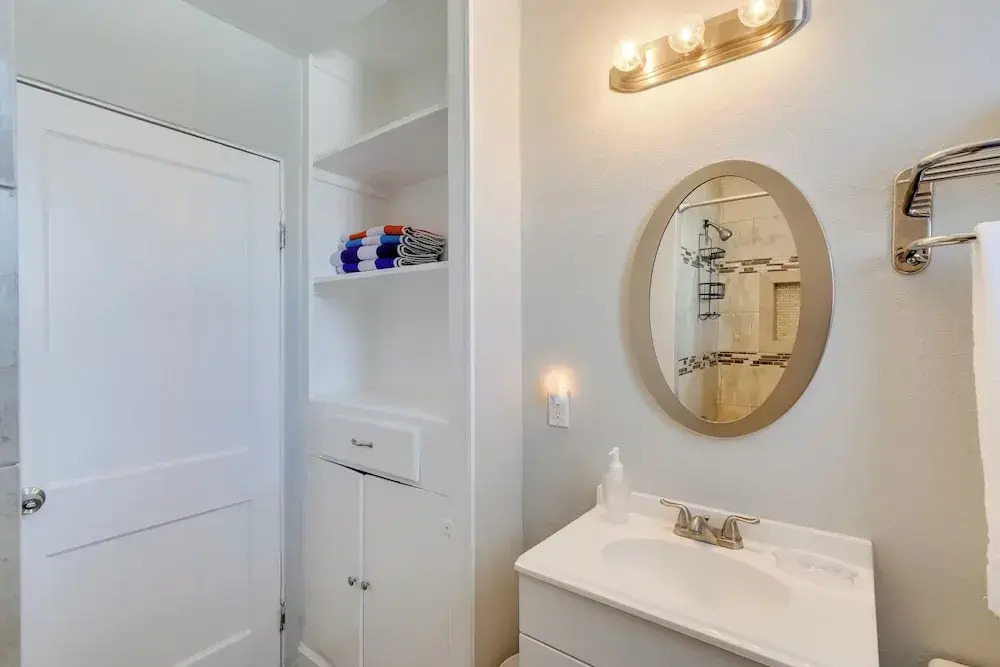 Deck & Shared Hot Tub: Apt 3 Mi to Dtwn Galveston!